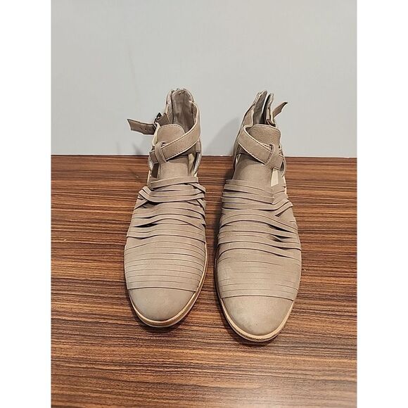 Vince Camuto Women's Pamelle Boot Size 7 Tan Taupe Nubuck Sliced Leather Cutouts - Picture 1 of 5